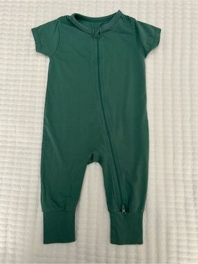 Teach Leanbh Short-Sleeve Zip-Front pajamas in Deep Green 6-12M